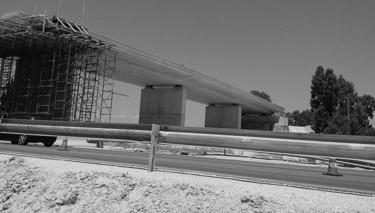 Άνω διάβαση A207 στο Κιάτο με μετεντεταμένη πλάκα